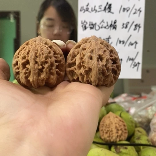 文玩核桃吊坠42霞云岭