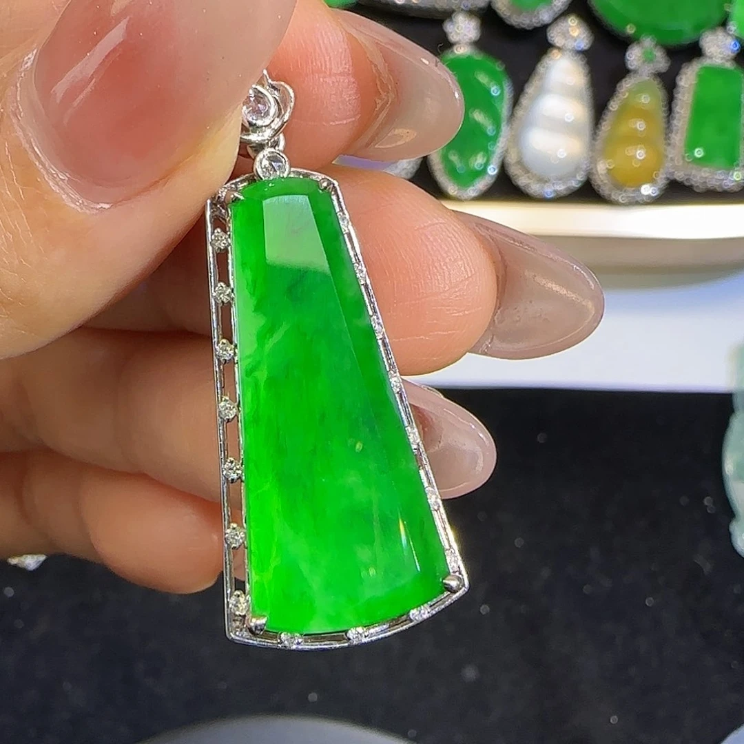 翡翠颈饰18K金镶嵌。