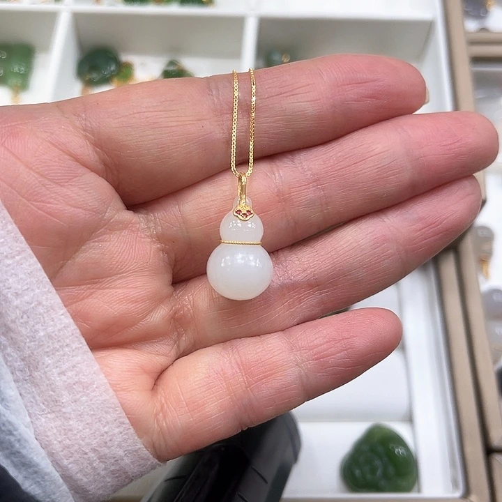 和田玉吊坠(赠链)18K金镶嵌