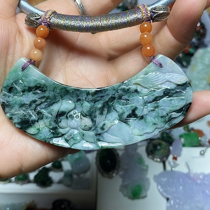 翡翠未镶嵌吊坠(赠链)