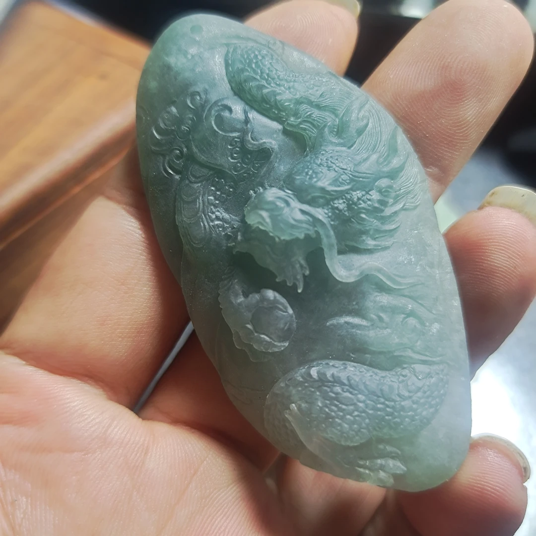水润冰透满绿精雕龙牌萃石尚珠宝定制加工