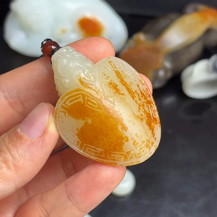 颈饰未镶嵌和田玉（白玉）