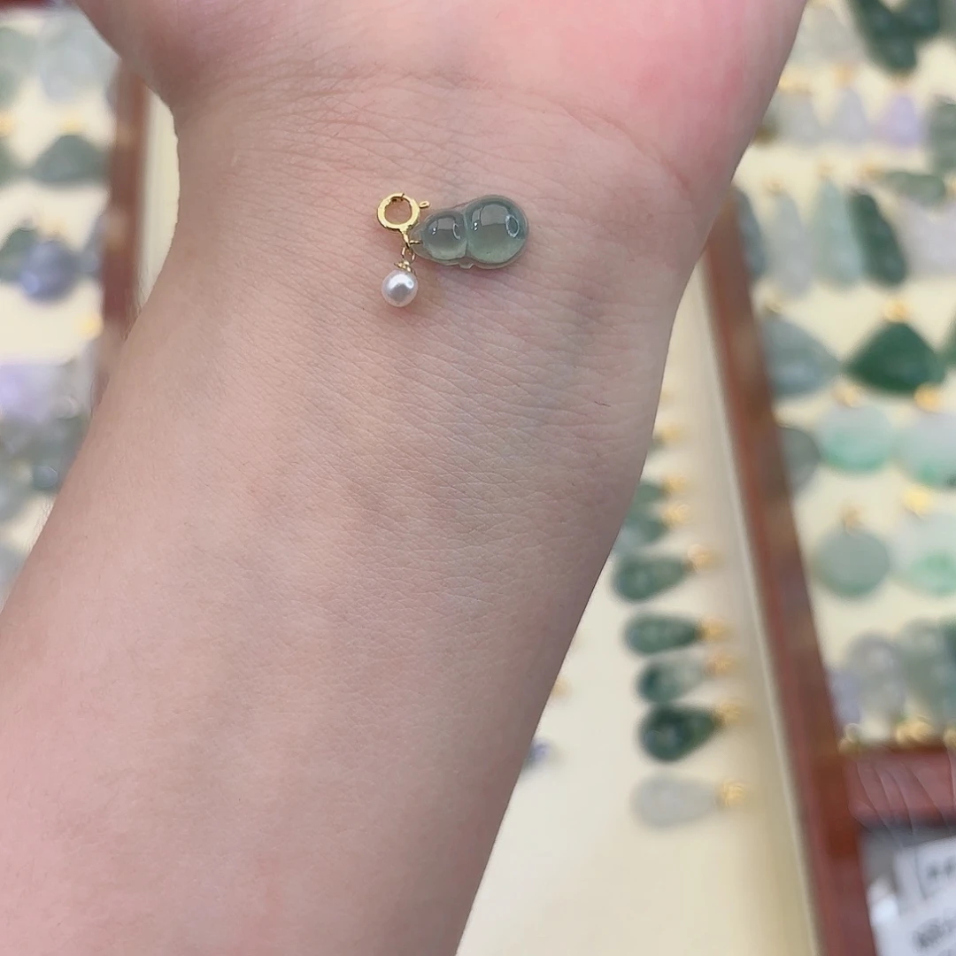 翡翠18K金镶嵌颈饰葫芦