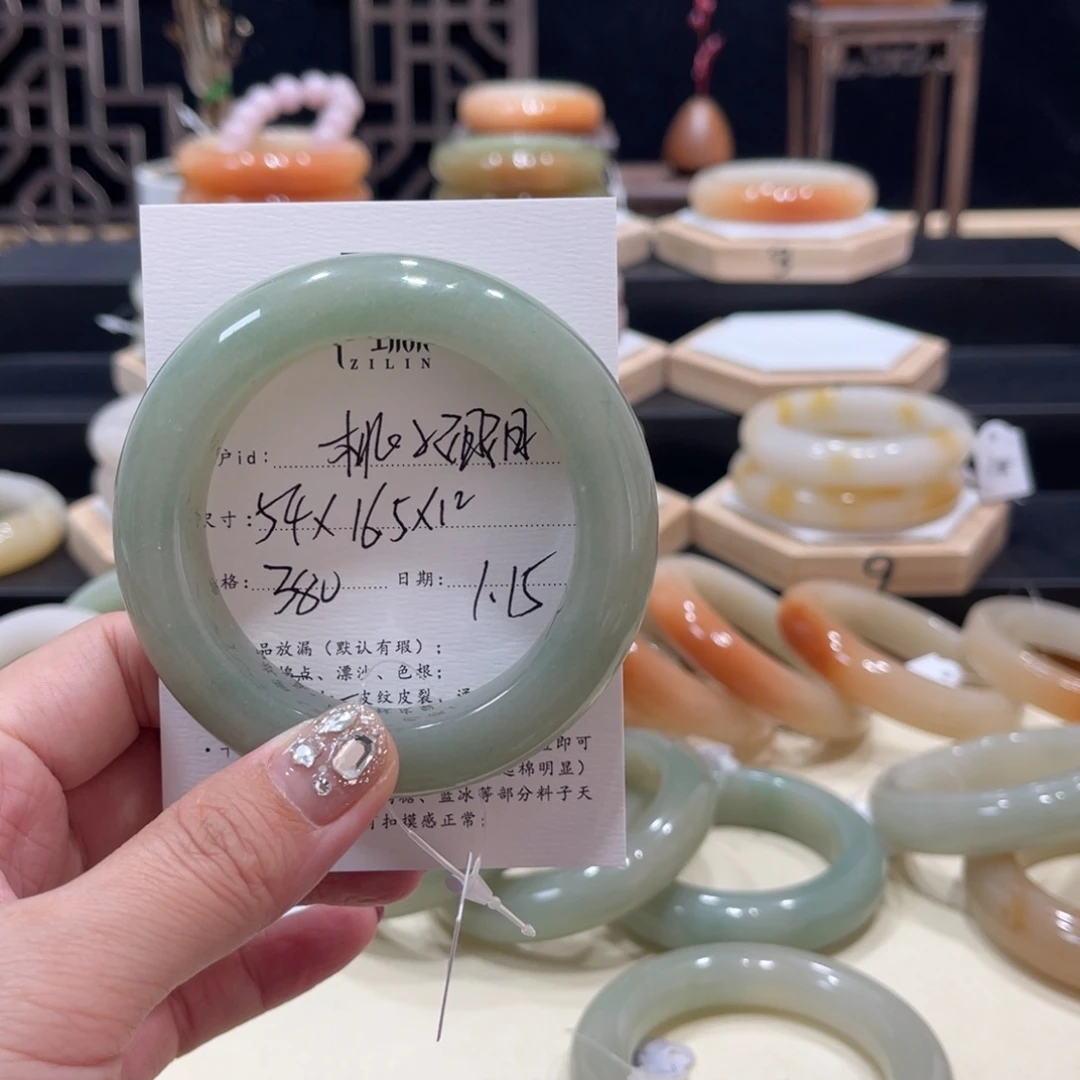 石英质玉手镯未镶嵌桃***?