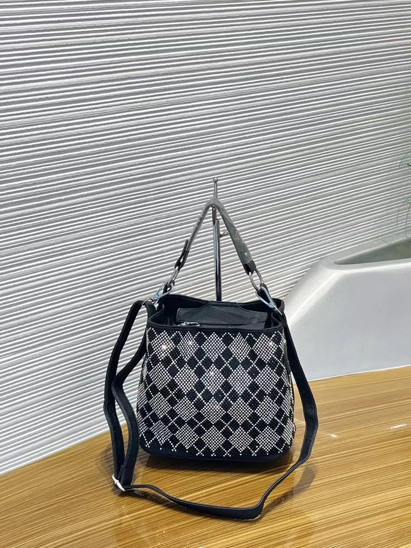 2025新款时尚镶钻方格格子手提单肩斜跨女包小清新牛仔布水桶