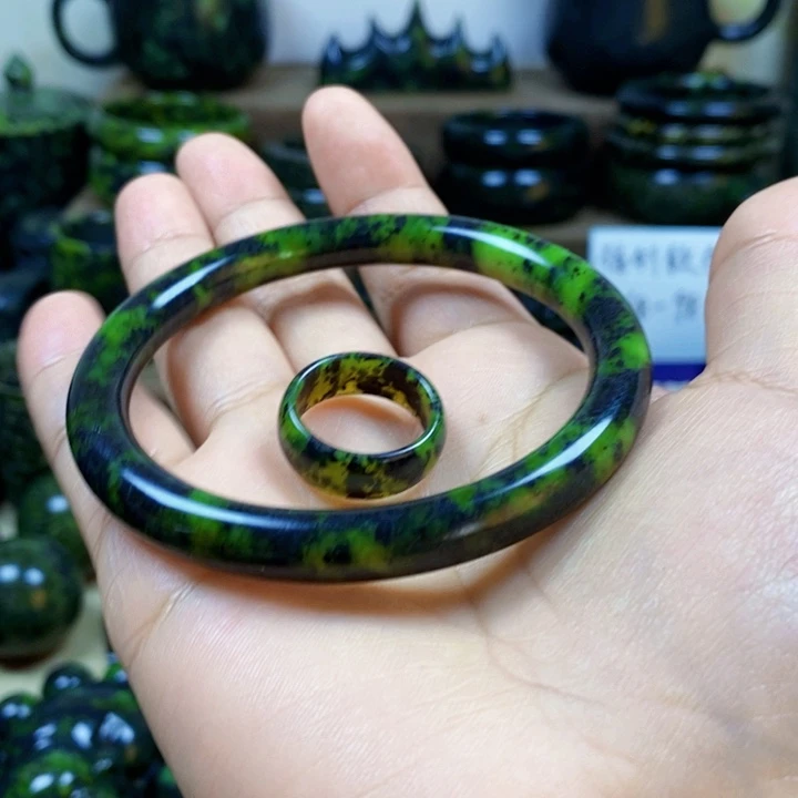 米***亚蛇纹石玉未镶嵌手镯，戒指藏玉精品玉化圆条手镯，戒指