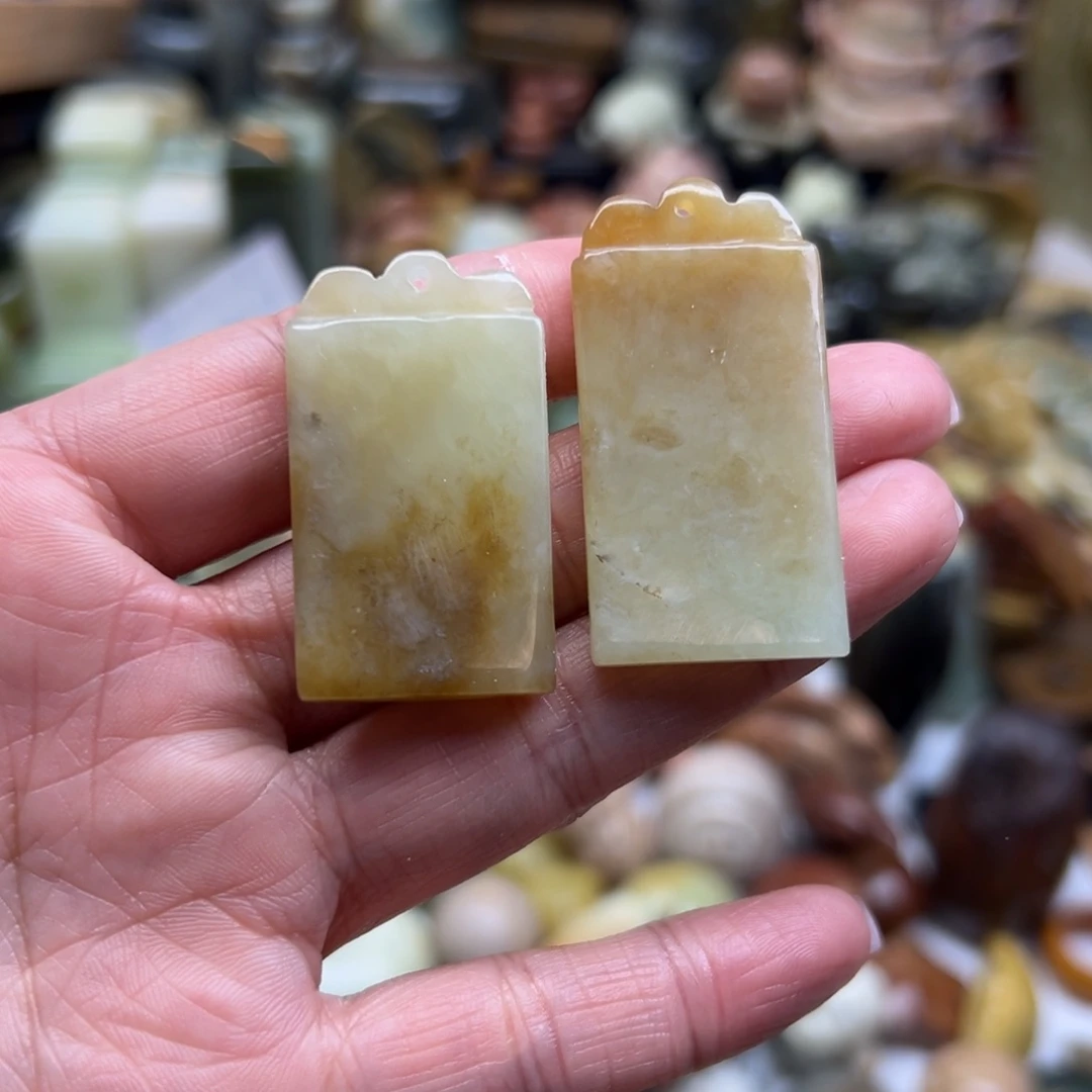 岫岩老玉（透闪石质玉）未镶嵌颈饰老玉无事牌两个一起