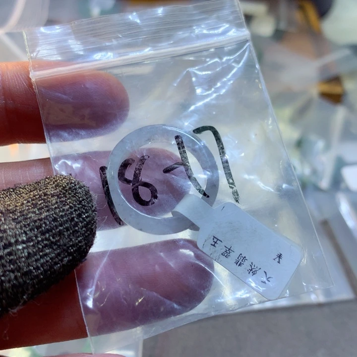 翡翠挂件未镶嵌翡翠