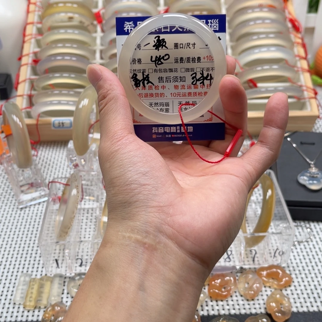 一***酥玛瑙/玉髓未镶嵌手镯