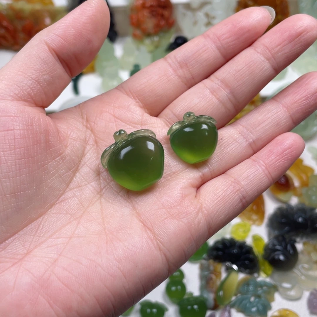 昕***桐蛇纹石玉未镶嵌颈饰