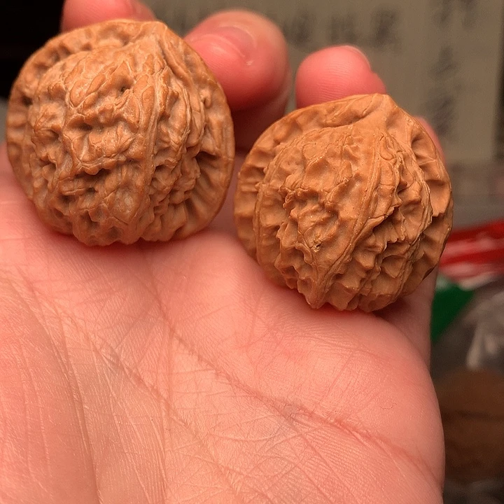 33尺三角白全品文玩核桃