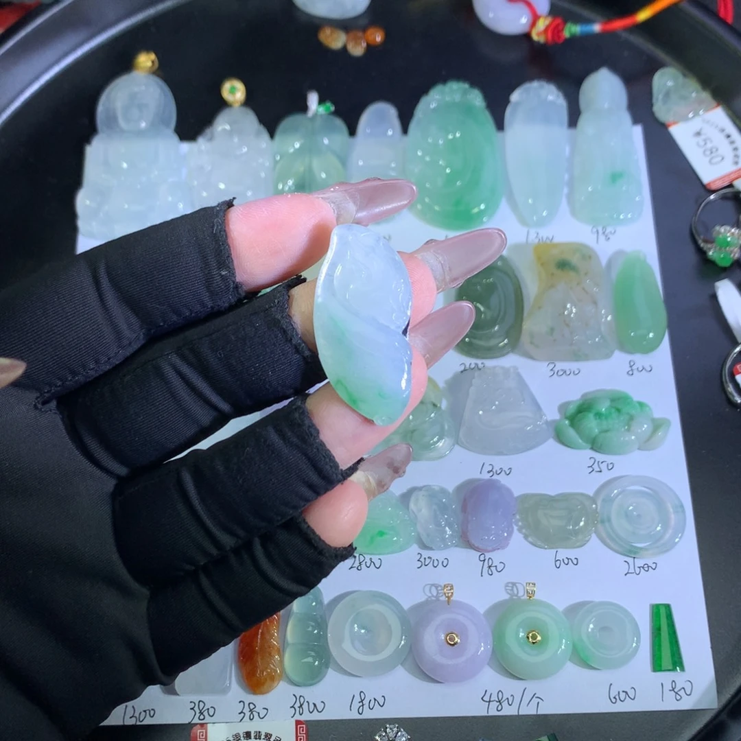 翡翠裸石未镶嵌龙宝宝