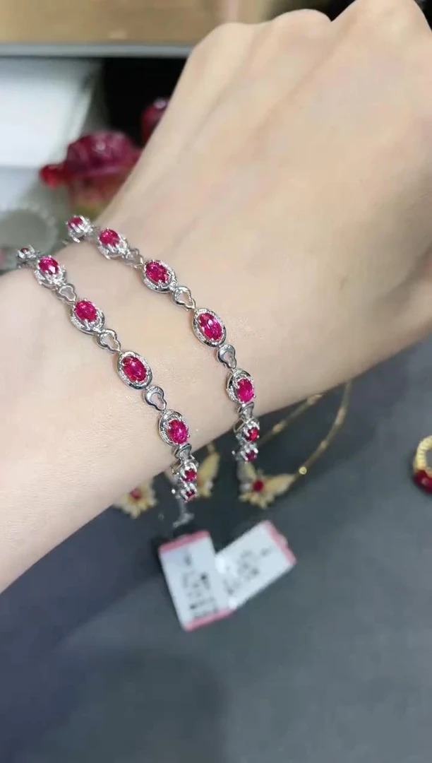 18K金镶嵌无烧红宝石手链 多样性发其一
