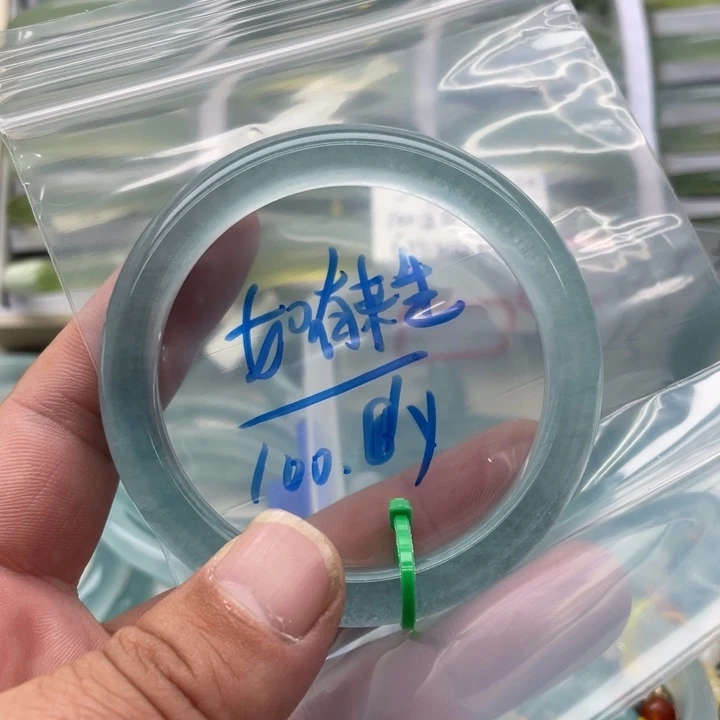 石英质玉手镯未镶嵌如****。