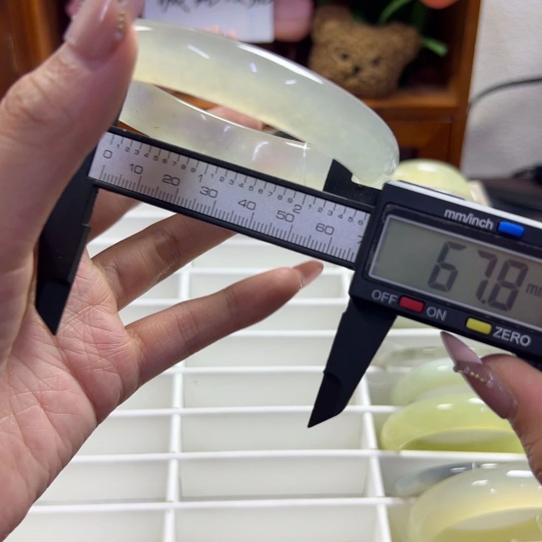 蛇纹石玉未镶嵌手镯29瑕疵