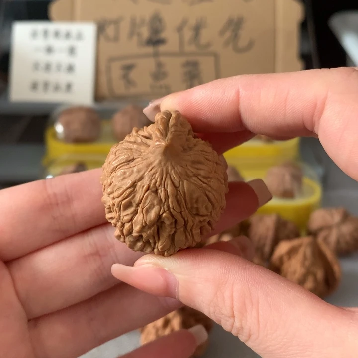 肆****吊坠文玩核桃异形单只，有瑕疵