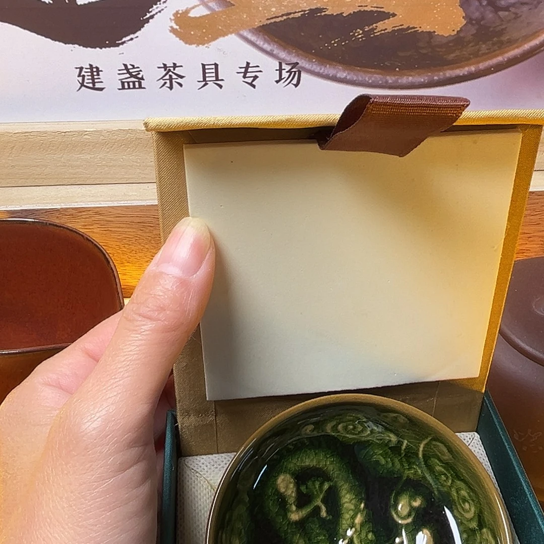 茶盏你不接啊电话你还关机呀