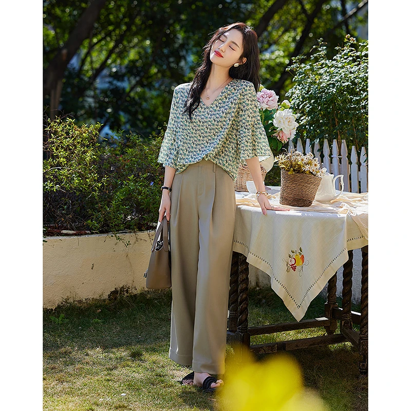 【新东方专属】德·玛纳V领复合丝花瑶抽褶喇叭袖垂顺衬衣女气质