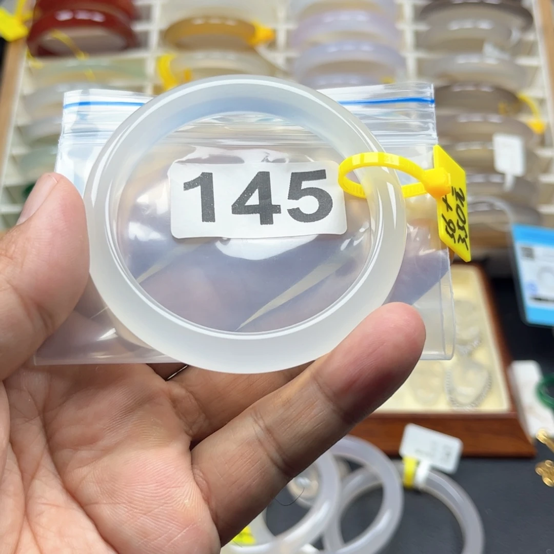 呦****玛瑙/玉髓手镯未镶嵌