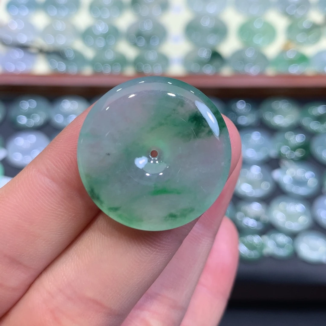 翡翠颈饰未镶嵌平安扣