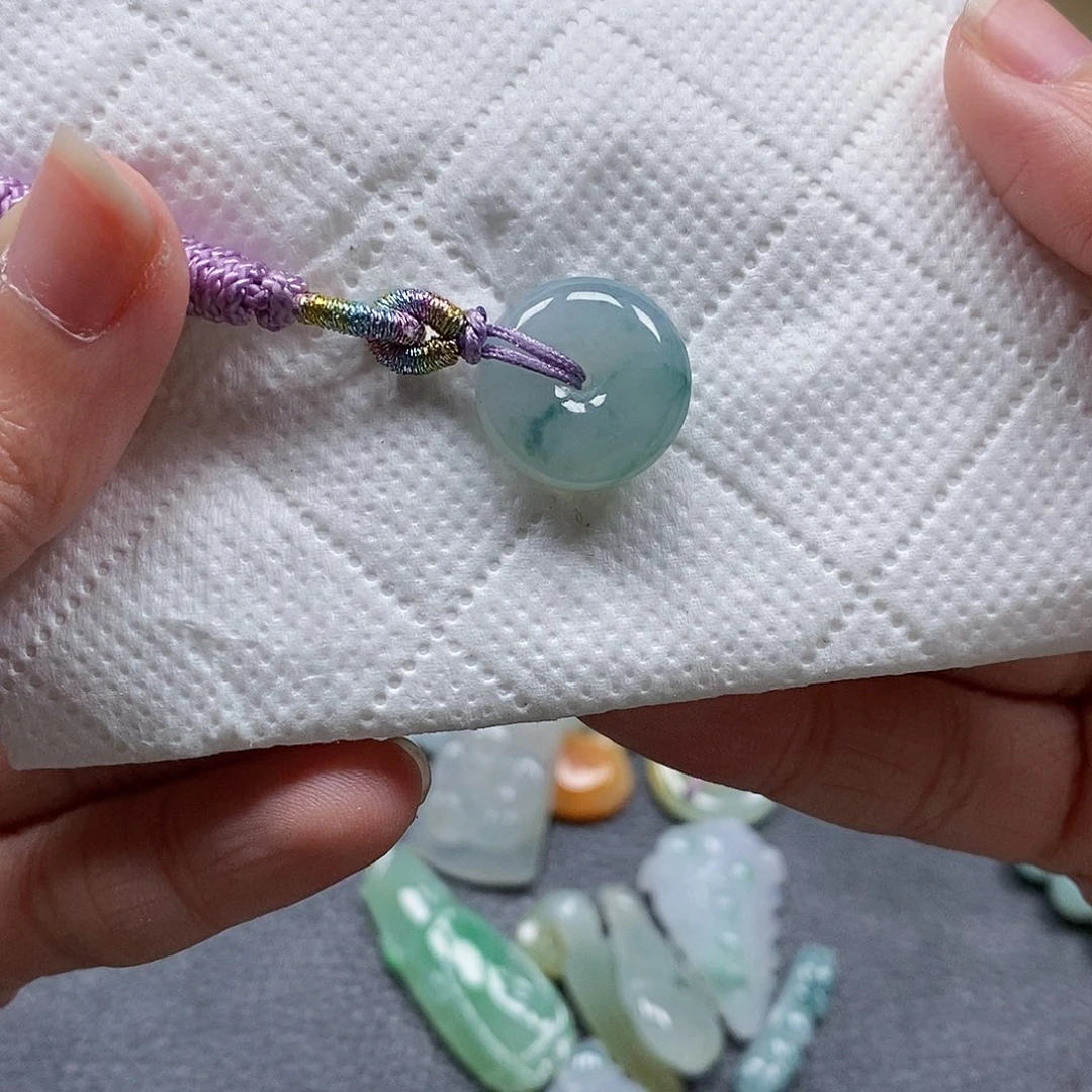 翡翠颈饰未镶嵌闪