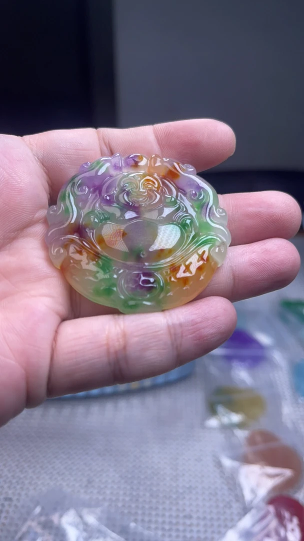 D 108    三彩春彩镯芯佛公