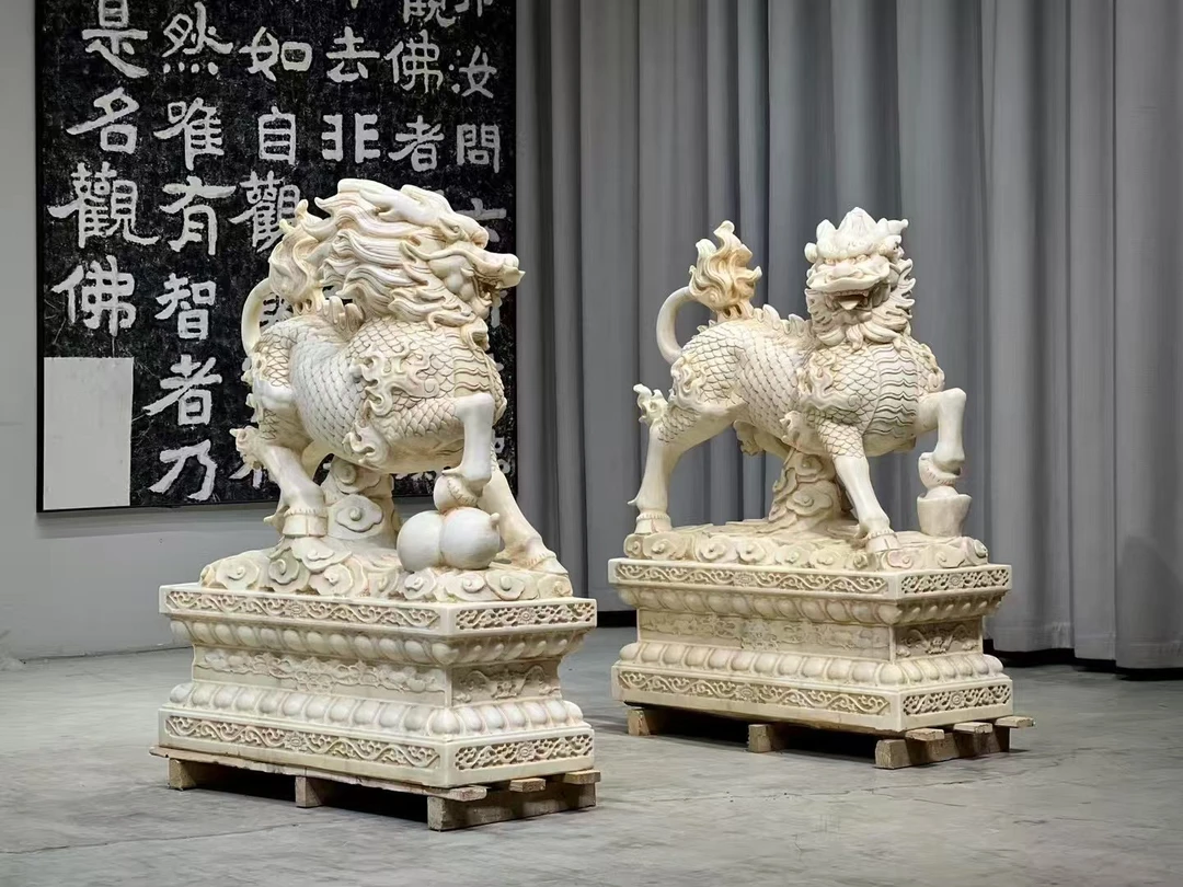 麒麟门墩，高1.2米，长95厘米，宽40厘米