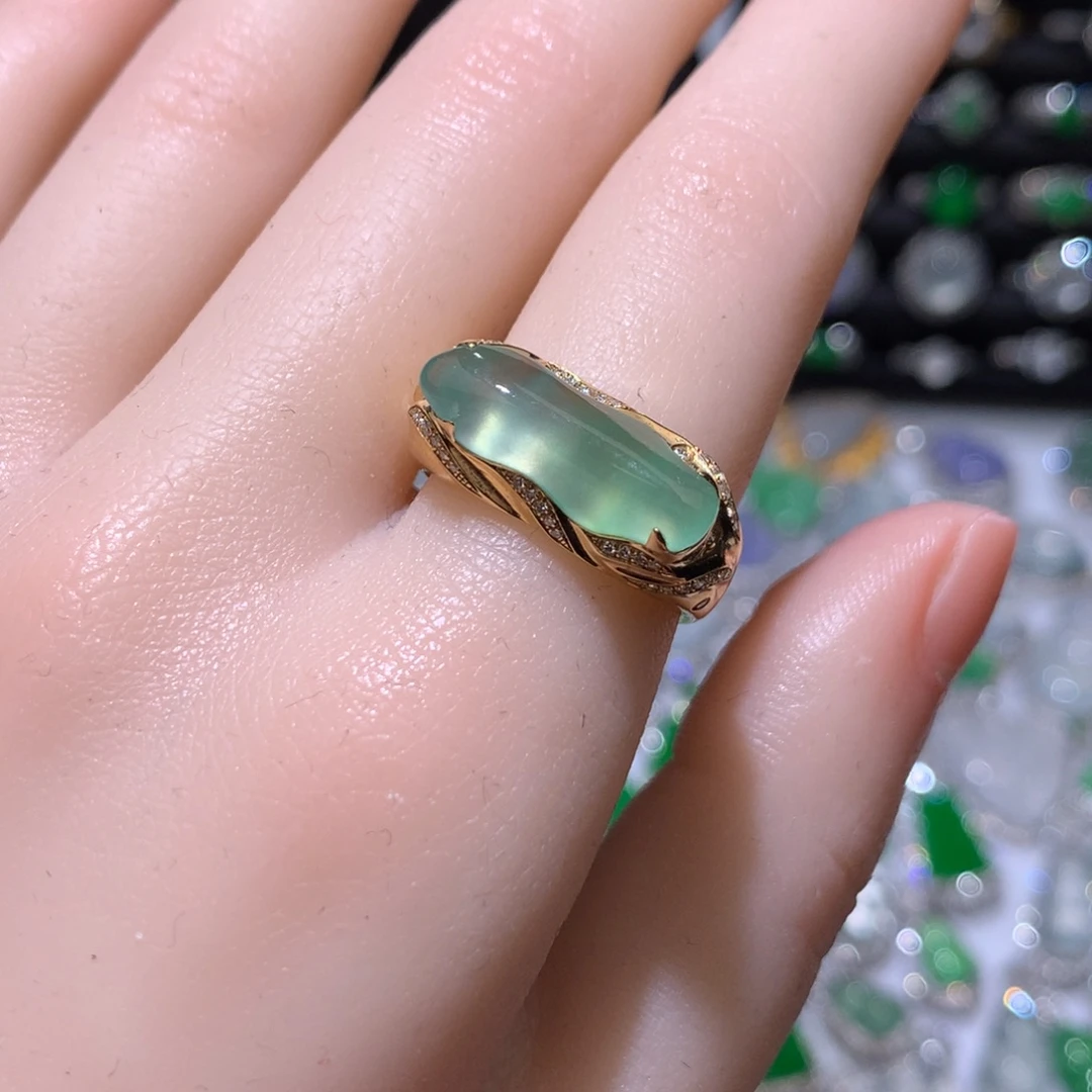 翡翠18K金镶嵌戒指