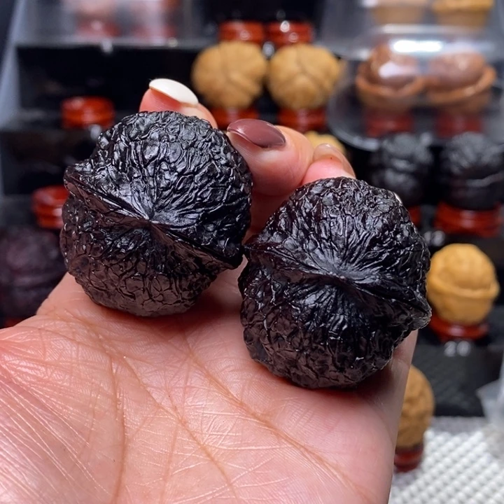 文玩核桃把件地闷金丝绣球…………42