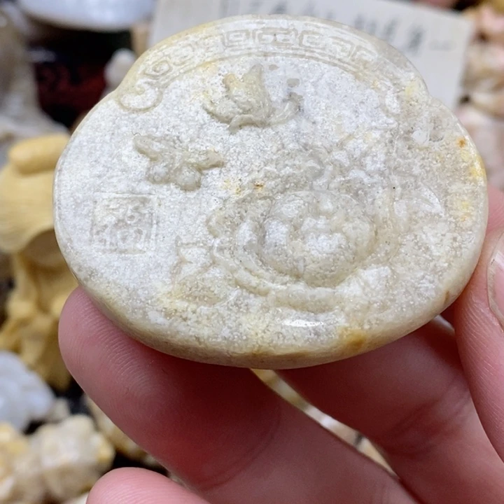 颈饰未镶嵌硅化珊瑚（珊瑚玉）有瑕