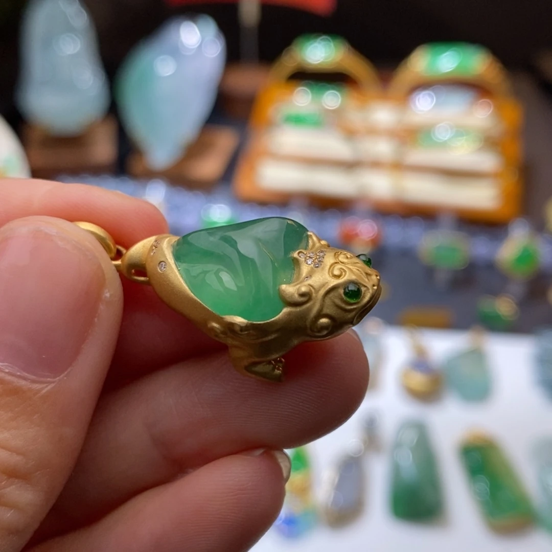 翡翠颈饰18K金镶嵌金蟾