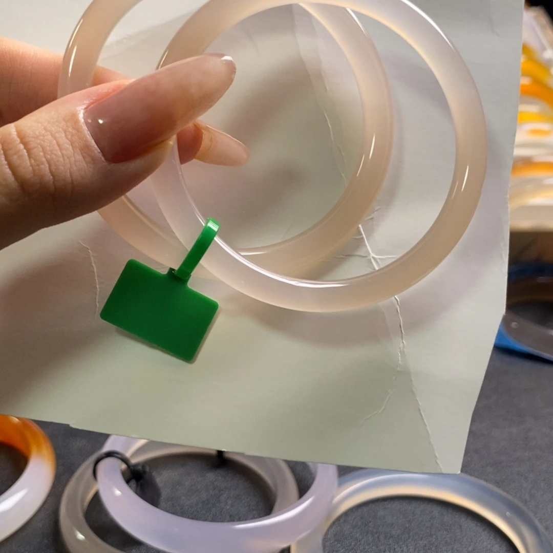 娜***辣玛瑙/玉髓未镶嵌手镯