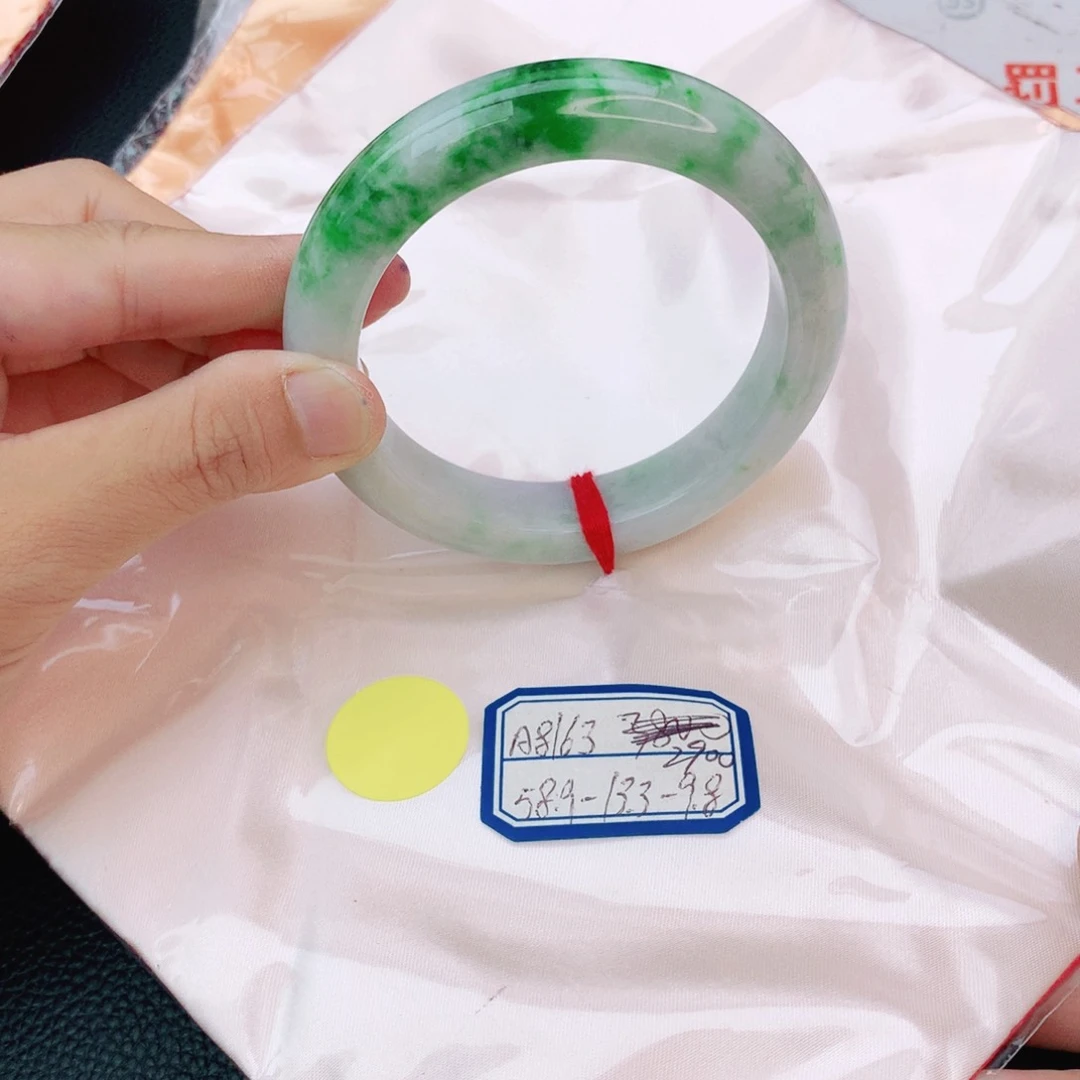 翡翠手镯未镶嵌我