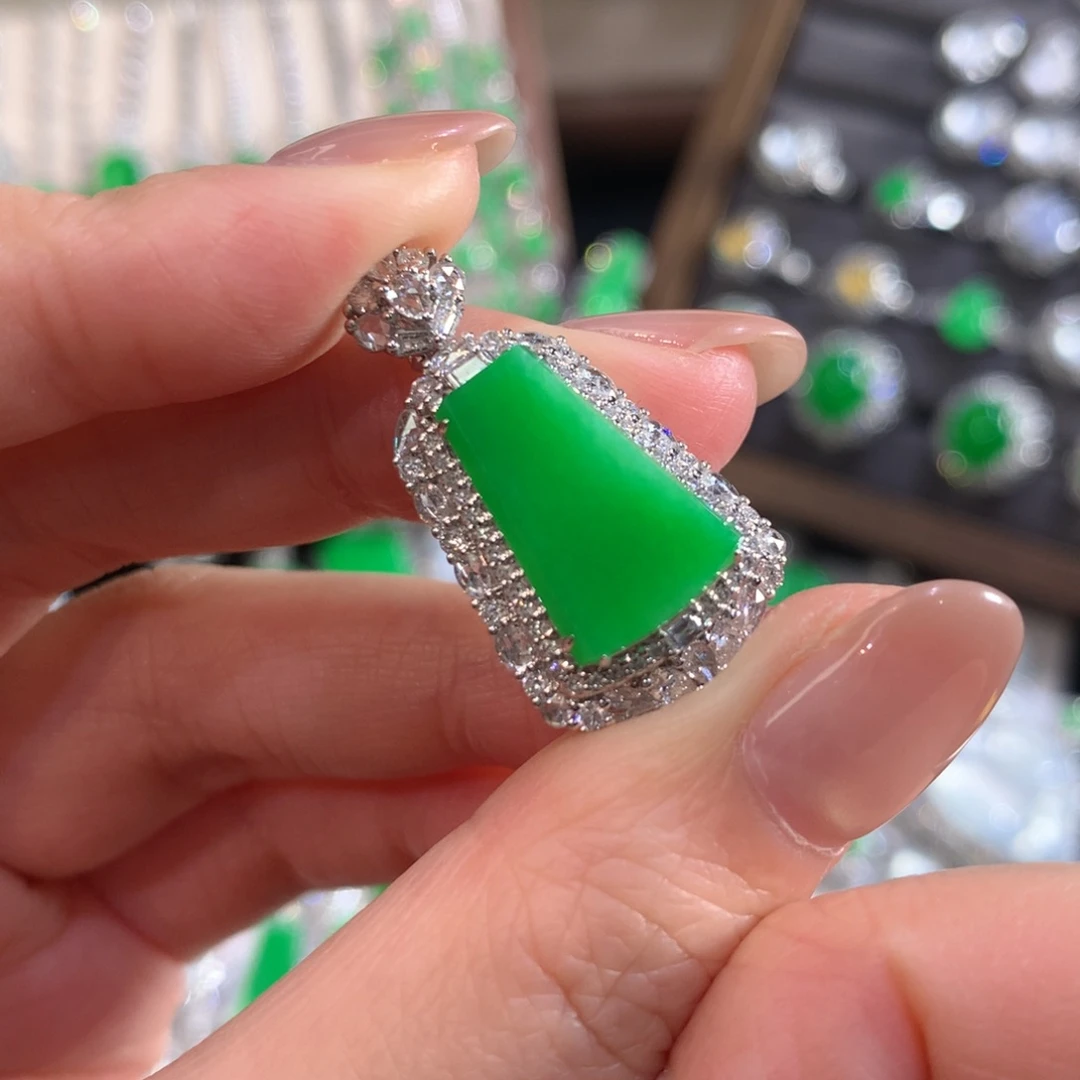 翡翠18K金镶嵌颈饰无事牌