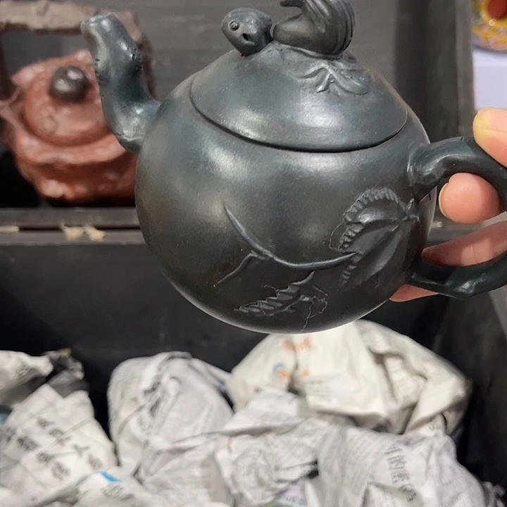 茶壶紫泥原矿泥料手工制作的一把紫砂壶。