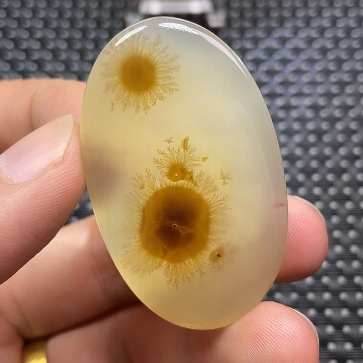 未镶嵌颈饰玛瑙/玉髓湖****?