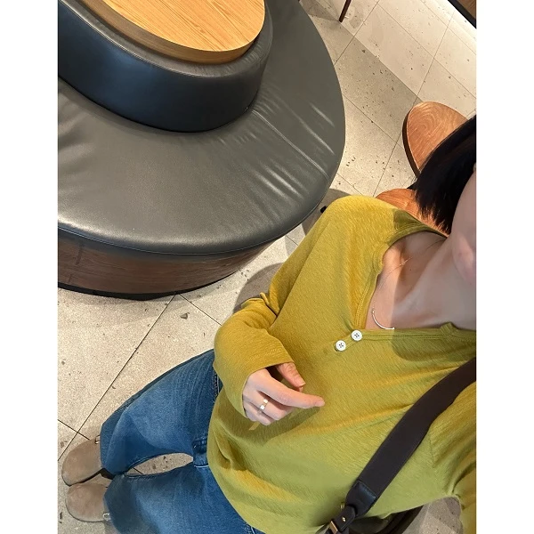 HEIHEI【奶盖T】亲肤高弹~小V领两粒扣显瘦长袖百搭打底T恤衫