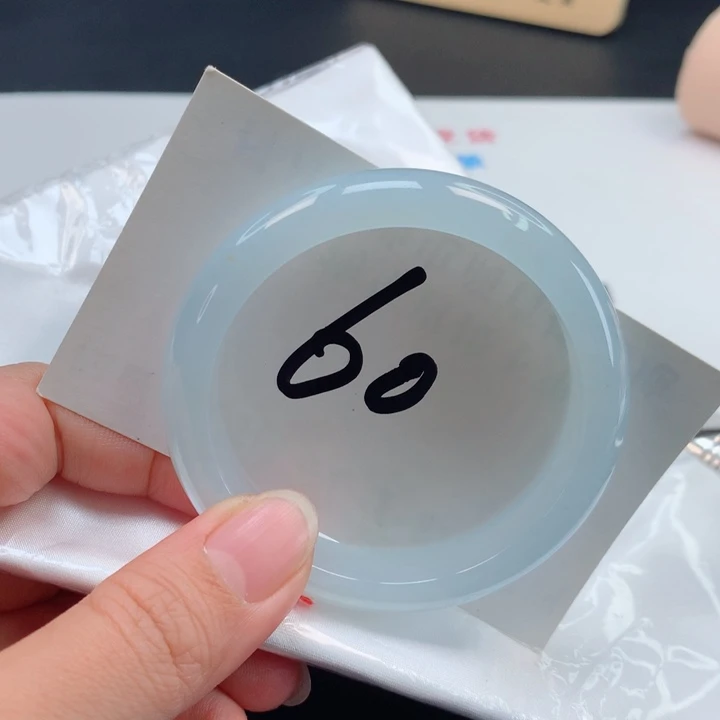 翡翠手镯未镶嵌冰