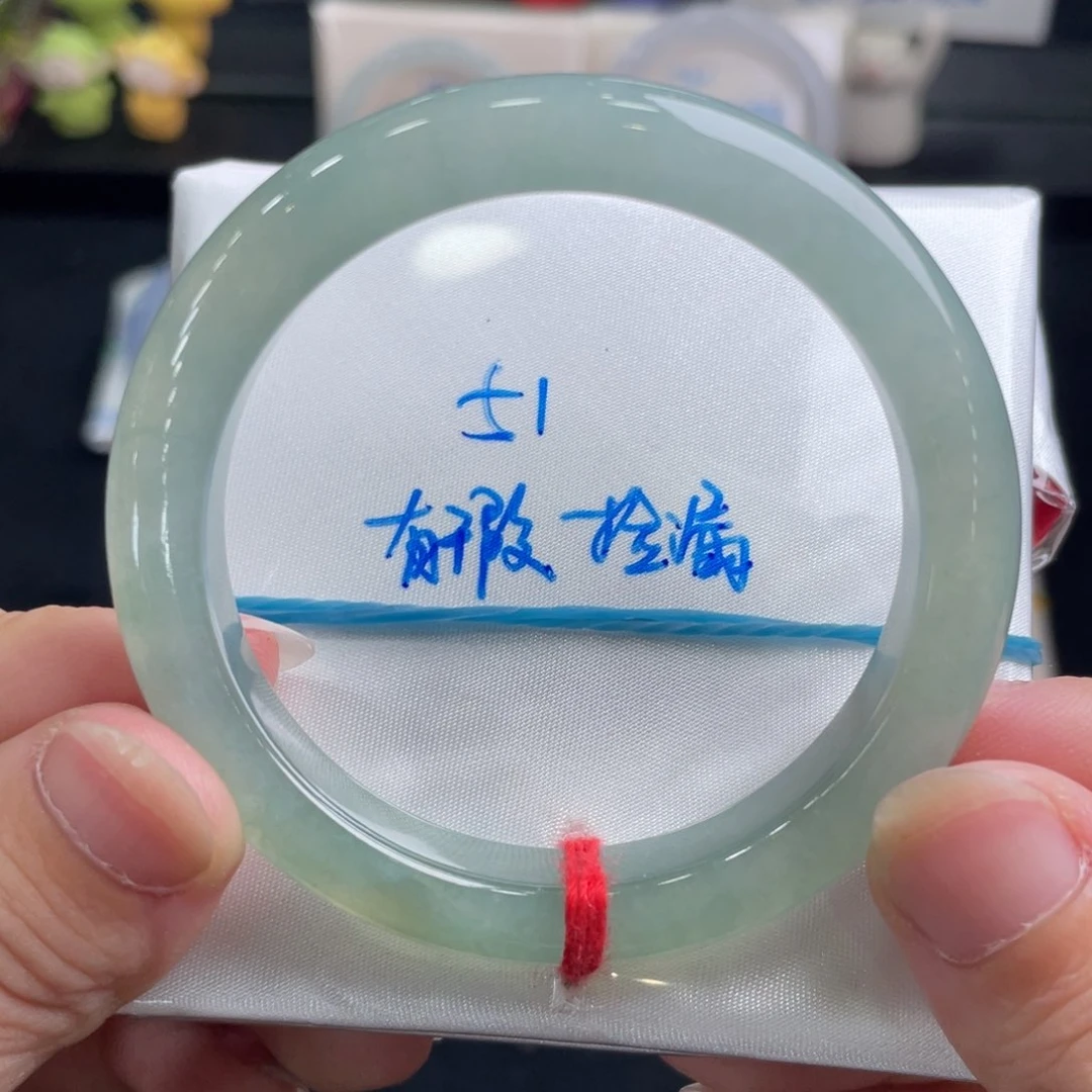 翡翠手镯未镶嵌翡翠手镯