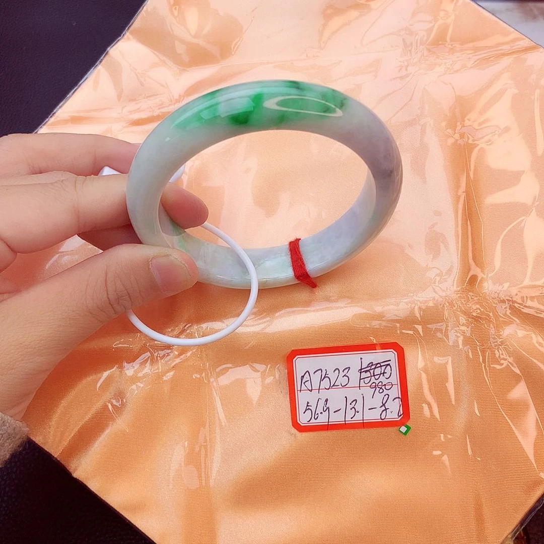 翡翠手镯未镶嵌翡翠