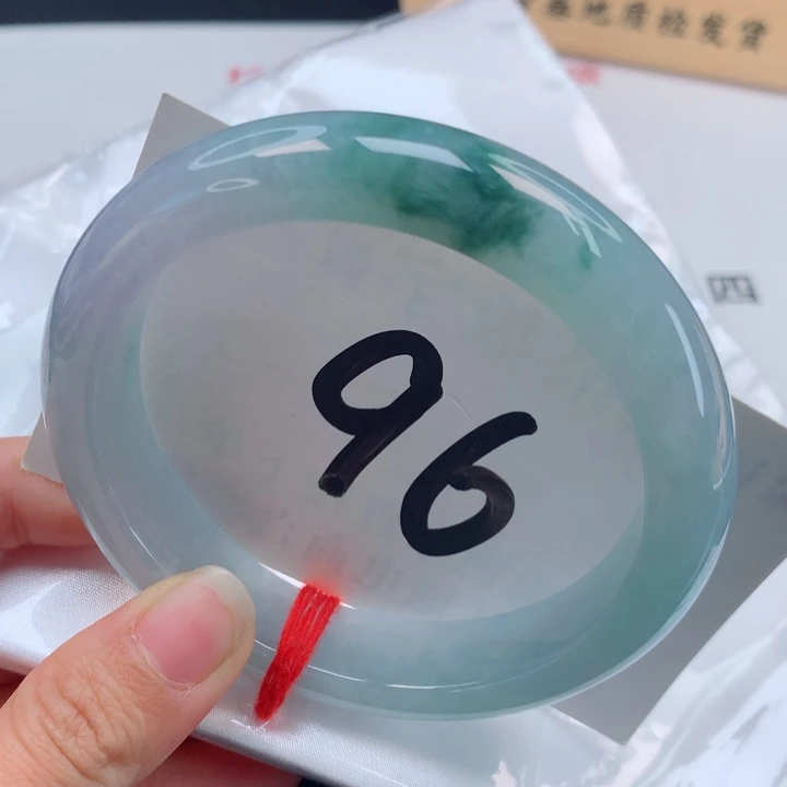 翡翠手镯未镶嵌飘花