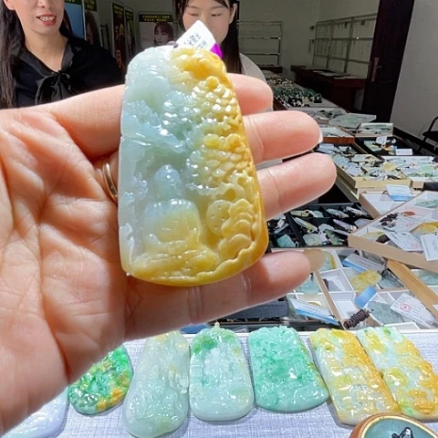 翡翠未镶嵌颈饰一个