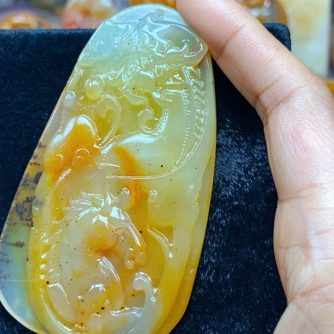 未镶嵌石英质玉（黄龙玉）颈饰