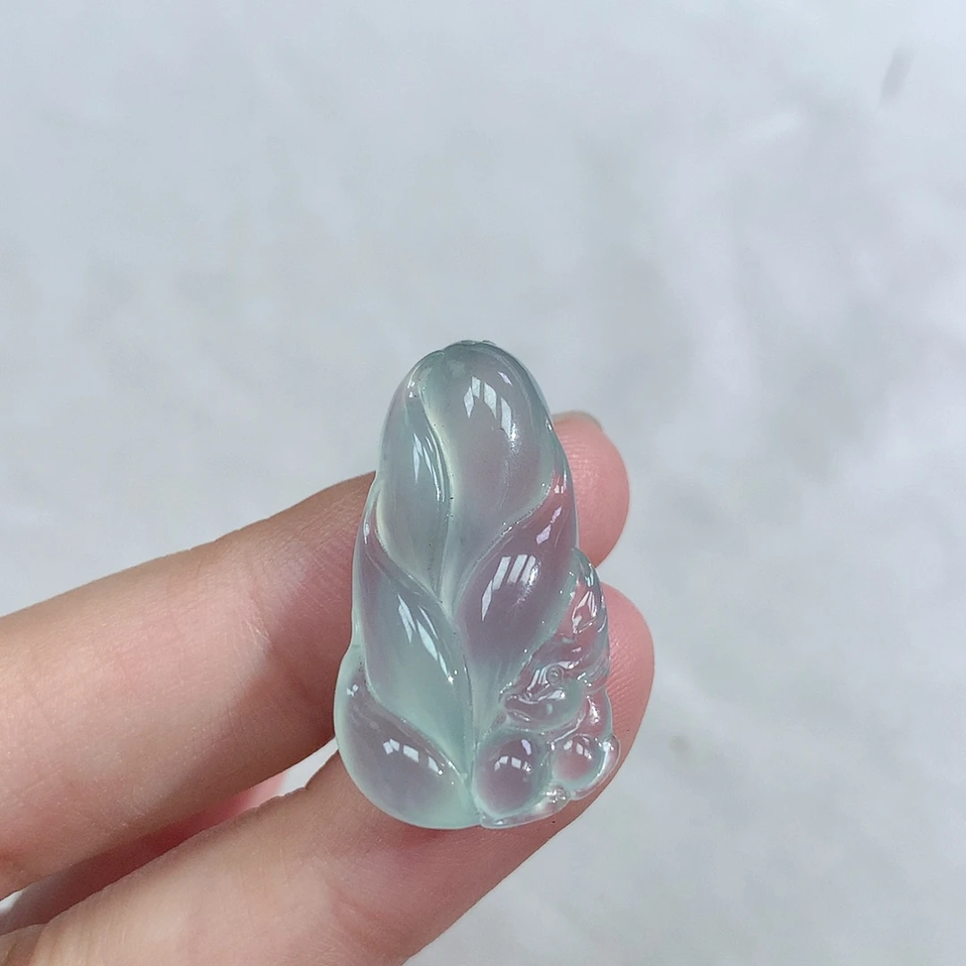 翡翠未镶嵌颈饰九尾狐