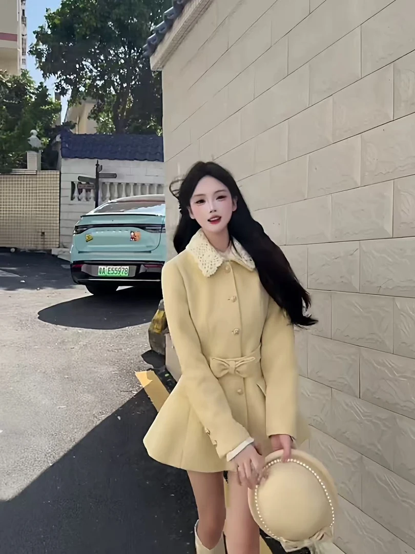 青青定制女装 秋冬千金系带收腰蕾丝拼接浅黄色翻领毛呢外套C5129