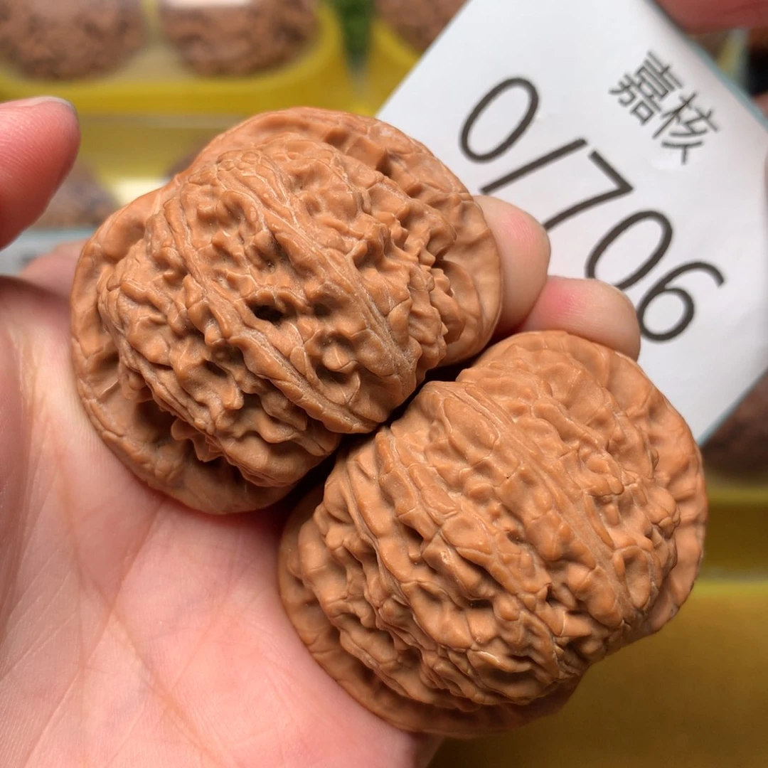 文玩核桃把件毕业红皮粗筋闷白45