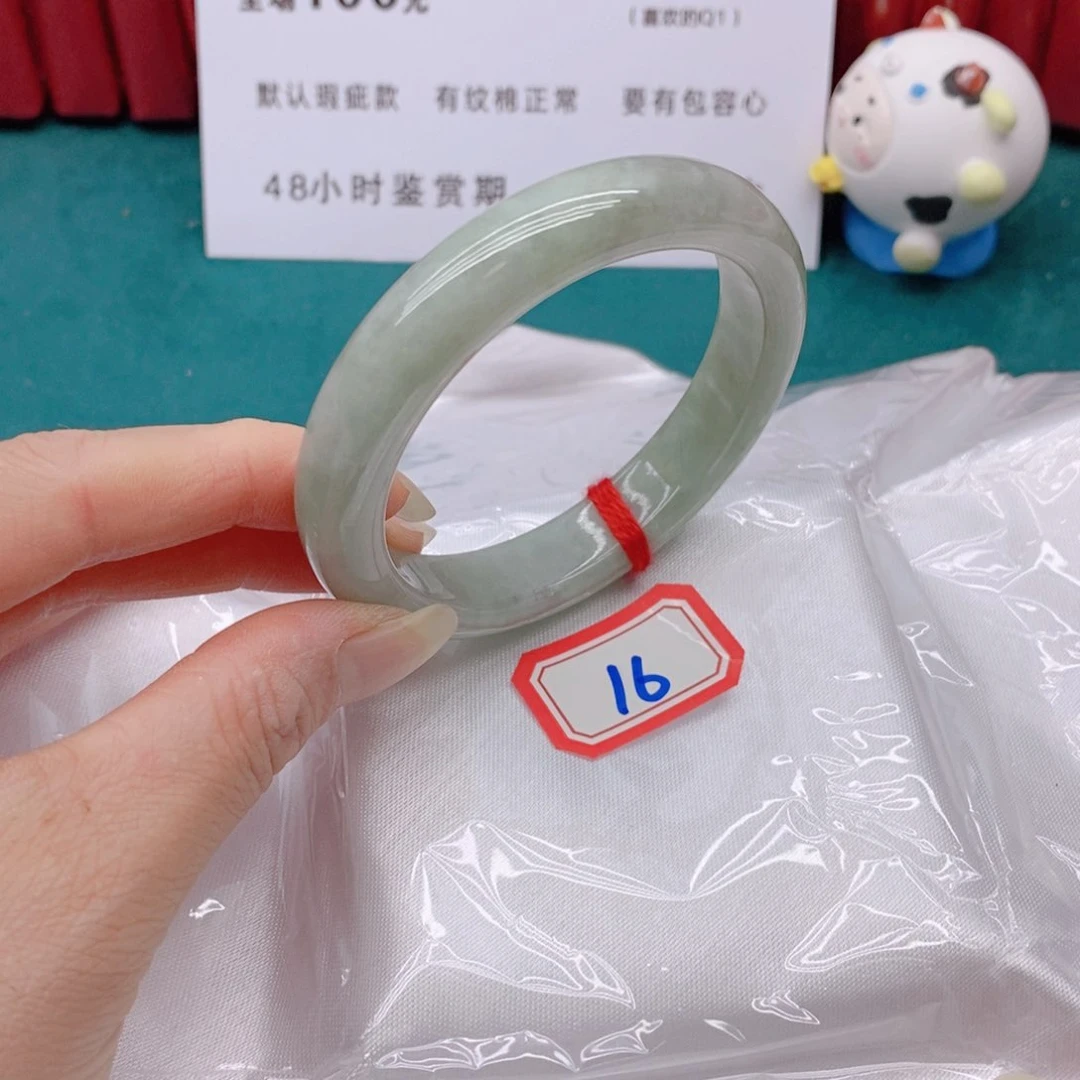 翡翠手镯未镶嵌一***。16666/53