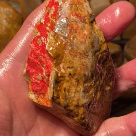 昌化石像****n昌化田黄鸡血石