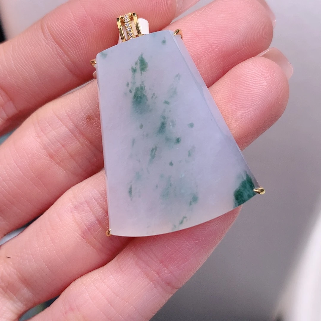 颈饰18K金镶嵌翡翠飘花无事牌