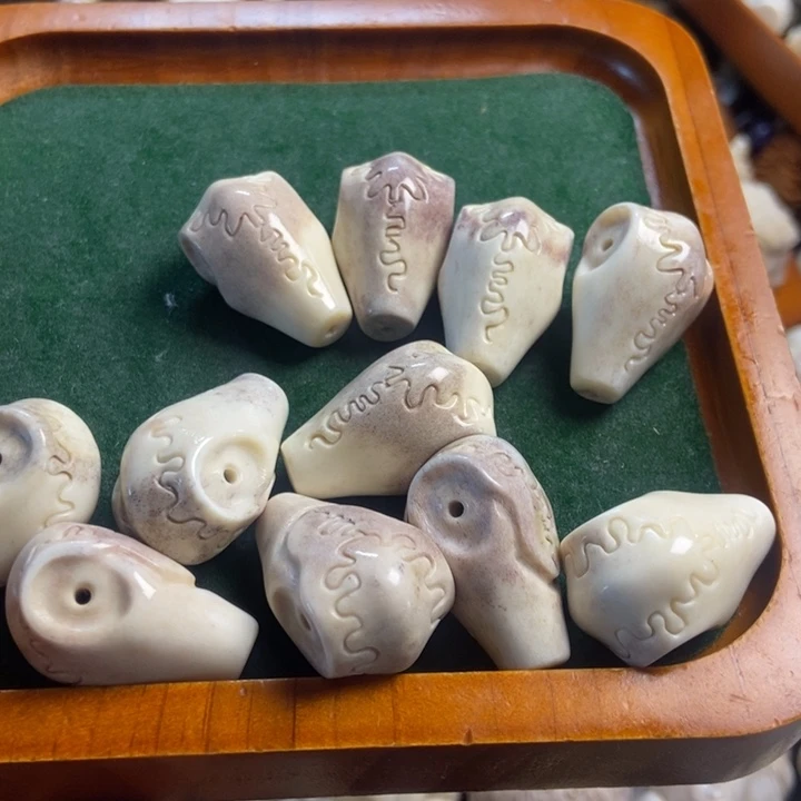 配饰鹿角雕刻一个出